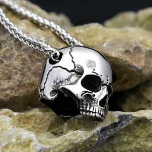 Vue de Cote Collier Tête de Mort "Crâne Fendu"
