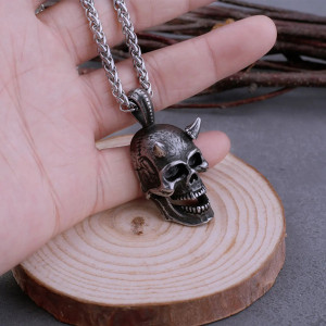 Collier Tête de Mort "Crâne Cornu Déchaîné"