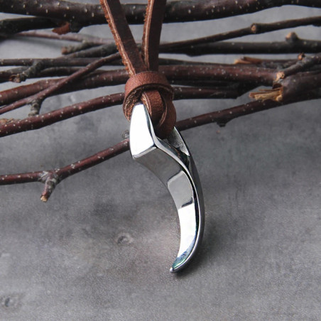 Vue de Face Collier Tribal Viking "Dents de Loup Sauvage"