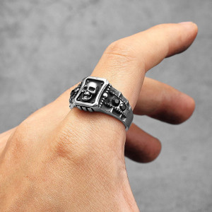 Vue Portée Bague Tête de Mort Rock - “Black Relic Skull”