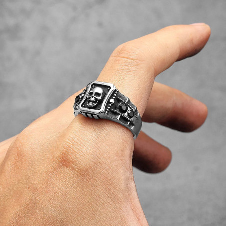 Vue Portée Bague Tête de Mort Rock - “Black Relic Skull”