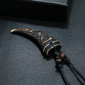 Vue de Face Collier Tribal Viking "Dent de Dragon Ancestral"
