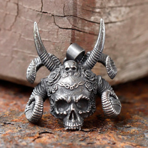 Vue de Face Collier Tête de Mort Gothique "Couronne Cornue des Roses Noires"