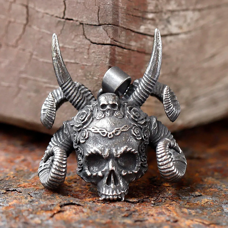 Vue de Face Collier Tête de Mort Gothique "Couronne Cornue des Roses Noires"