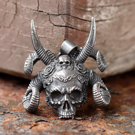 Vue de Face Collier Tête de Mort Gothique "Couronne Cornue des Roses Noires"