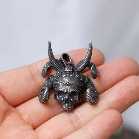 Collier Tête de Mort Gothique "Couronne Cornue des Roses Noires"