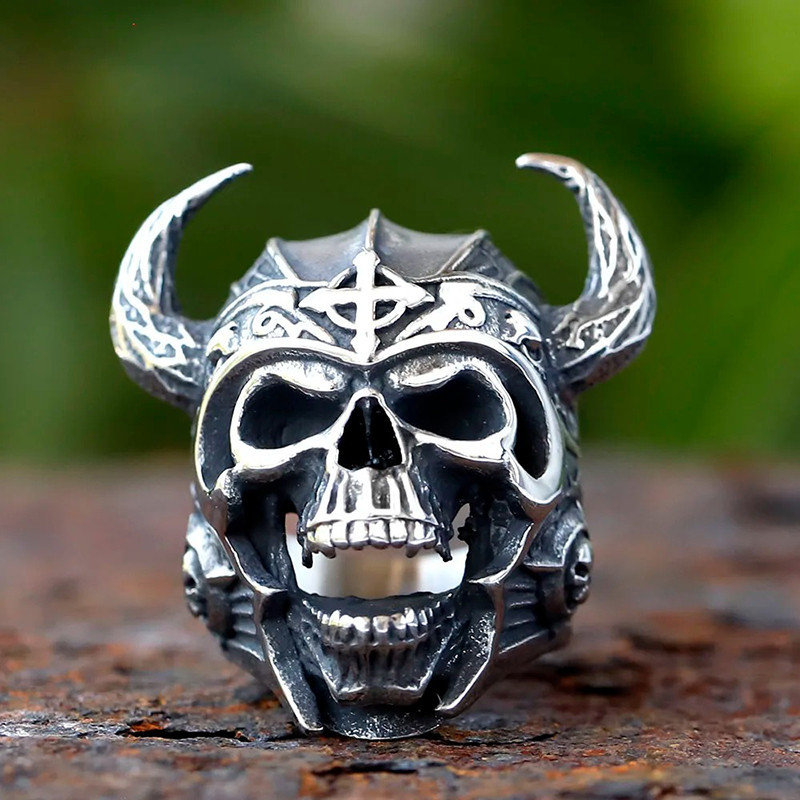 Bague Tête de Mort - “Seigneur des Cornes Noires”