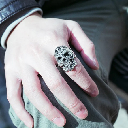 Vue Portée Bague Tête de Mort – “Roi des Os”