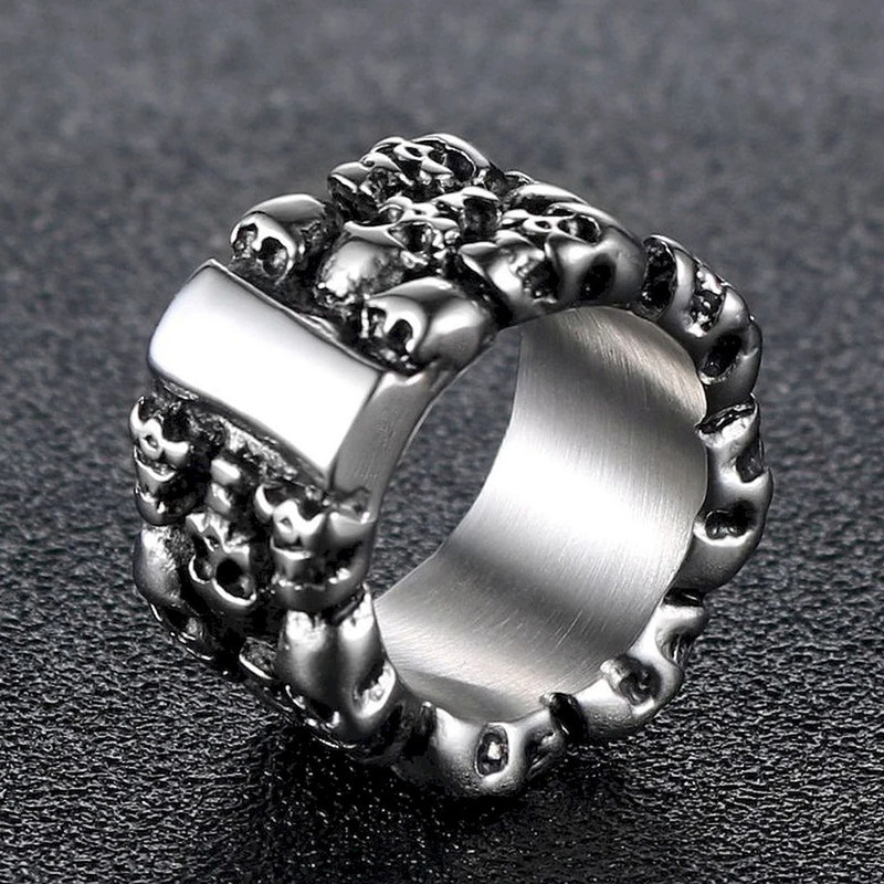 Vue de face Bague Rock Tête de Mort - “Serment des Ombres”