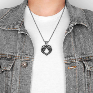 Vue Portée Collier Tête de Mort - Cœur d’Amour Immortel