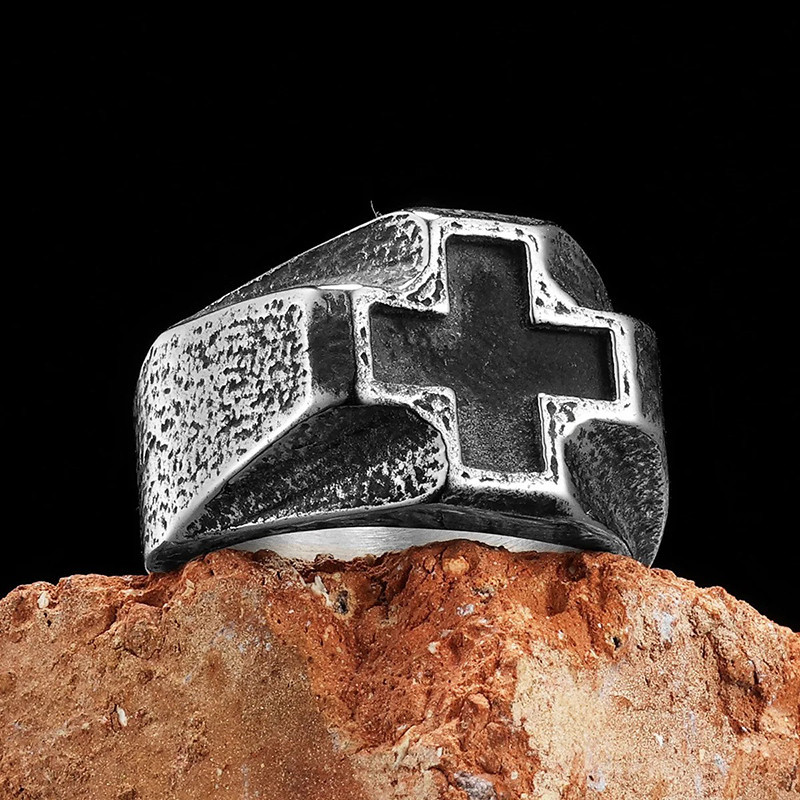 Bague Rock Croix Noire - « Serment d’Acier »