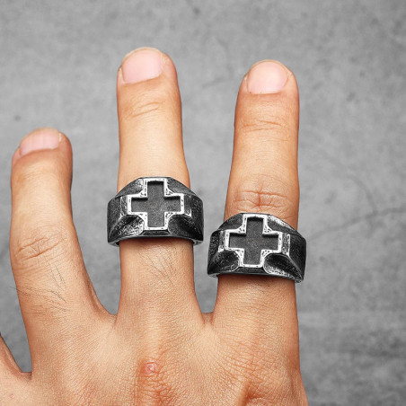 Vue Portée Bague Rock Croix Noire - « Serment d’Acier »
