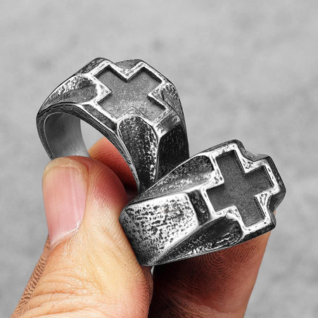 Vue de Face Bague Rock Croix Noire - « Serment d’Acier »