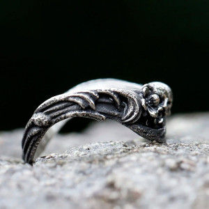 Vue de Face Bague Tête de Mort Gothique "Murmure des Crânes"