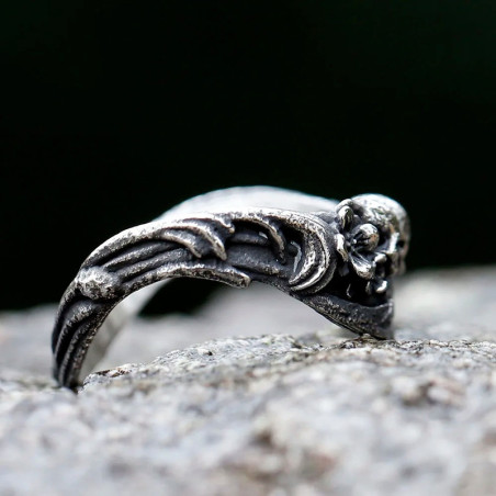 Vue de Face Bague Tête de Mort Gothique "Murmure des Crânes"