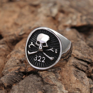 Vue de face Bague Pirates Tête de Mort "Crâne du Pavillon Noir 322"