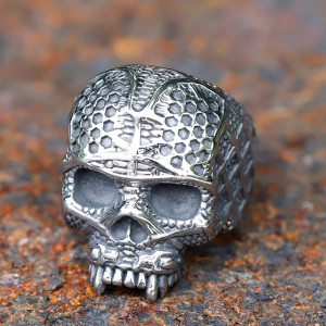 Vue de Face Bague Tête de Mort "Crâne Cuirassé des Ombres"