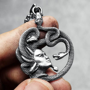 Vue de Face Collier Goth Dark Myth "Méduse Interdite"