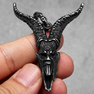 vue de Face Collier Tête de Mort Goth "Crâne du Bouc Profane"