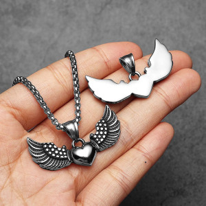Collier Rock Goth Cœur Ailé "Battement Éternel"
