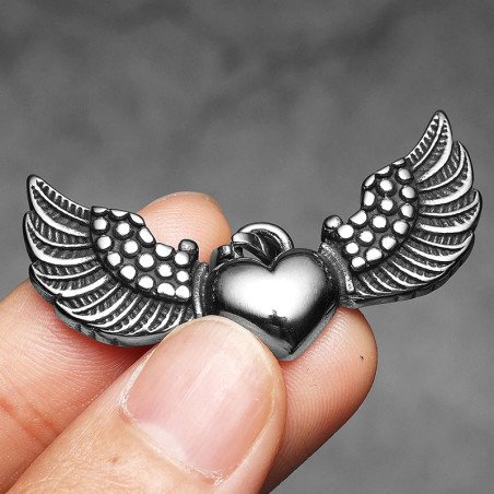Vue de Face Collier Rock Goth Cœur Ailé "Battement Éternel"