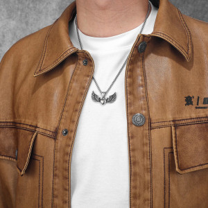 Vue Portée Collier Rock Goth Cœur Ailé "Battement Éternel"