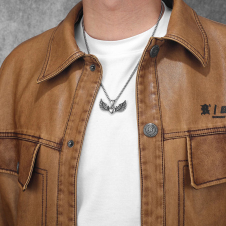 Vue Portée Collier Rock Goth Cœur Ailé "Battement Éternel"