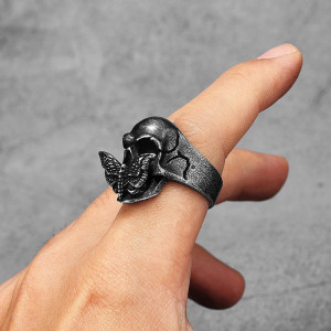 Vue Portée Bague Tête de Mort Gothique - Papillon du Silence Éternel