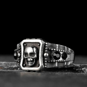 Magnifique Bague Tête de Mort Rock - “Black Relic Skull”