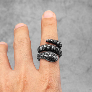 Vue Portée Bague Serpent Gothique - Étreinte Sauvage du Serpent de l'Ombre