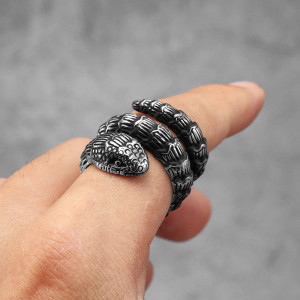 Vue Portée Bague Serpent Gothique - Étreinte Sauvage du Serpent de l'Ombre