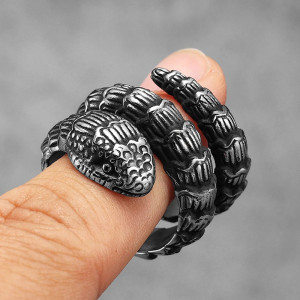 Vue Portée Bague Serpent Gothique - Étreinte Sauvage du Serpent de l'Ombre