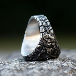 Vue latérale Bague Gothique Croix - Serment des Ombres