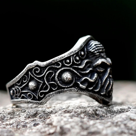 Vue de côté Bague Kraken Barbe de Sage Gothique - Le Guide des Ombres des Mers
