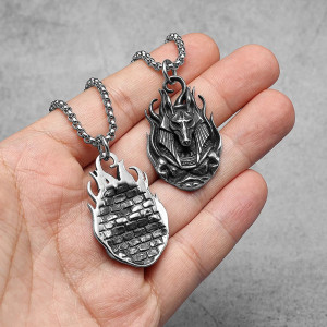 Details Collier Goth Anubis "Gardien du Passage"