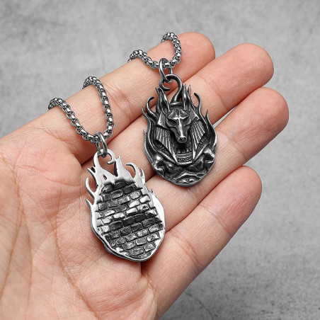 Details Collier Goth Anubis "Gardien du Passage"