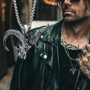 Vue Portée Collier Goth Baphomet - Gardien des Flammes
