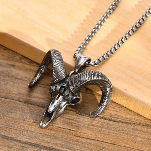 Vue de Cote Collier Goth Baphomet - Gardien des Flammes