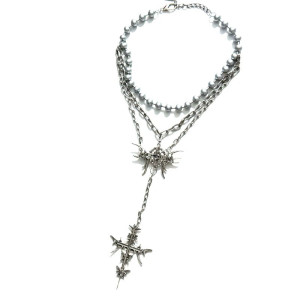 Vue complète du Collier Tête de Mort - Croix Profane aux Chaînes Sacrées