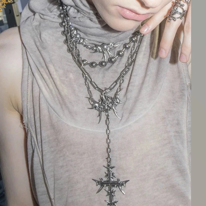 Vue Portée Collier Tête de Mort Croix Profane aux Chaînes Sacrées