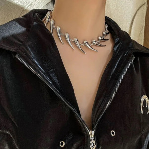 Magnifique Collier Rock Goth "Orbe Clouté de l’Orientation Noire"