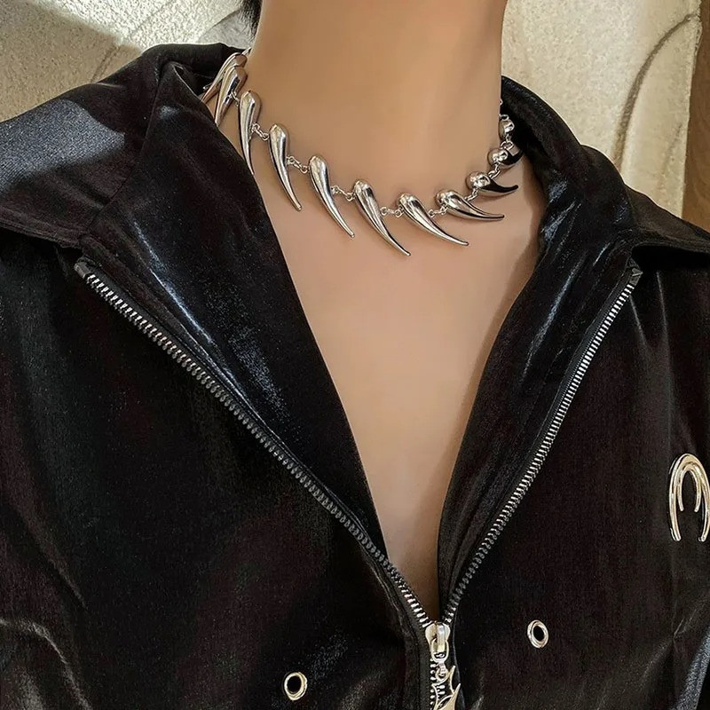 Magnifique Collier Rock Goth "Orbe Clouté de l’Orientation Noire"