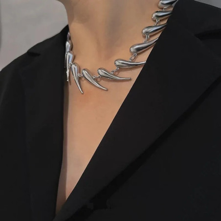 Vue détaillée du Collier Rock Goth Orbe Clouté de l’Orientation Noire
