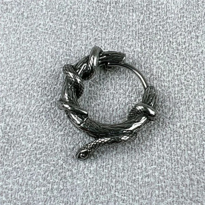Vue Détaillée des Boucles d’Oreilles Rock Occulte “Morsure Silencieuse”