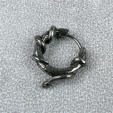 Vue Détaillée des Boucles d’Oreilles Rock Occulte “Morsure Silencieuse”