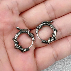 vue dans la main des Boucles d’Oreilles Rock Occulte “Morsure Silencieuse”