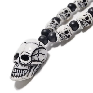Détails tête du Collier Tête de Mort Chapelet de Crânes Tribaux Couleur Noir et Blanc