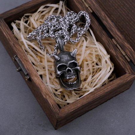 Vue complète du Collier Tête de Mort Crâne Cornu Déchaîné
