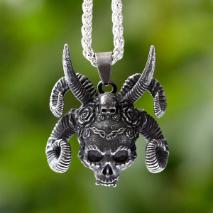Détails techniques du Collier Tête de Mort Gothique Couronne Cornue des Roses Noires