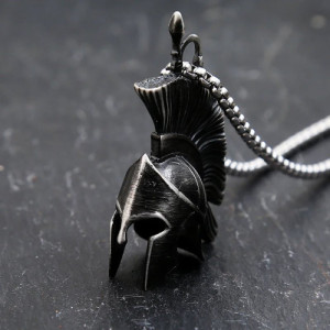 Magnifique Collier Goth Rock Vintage Casque des Ombres de Sparte